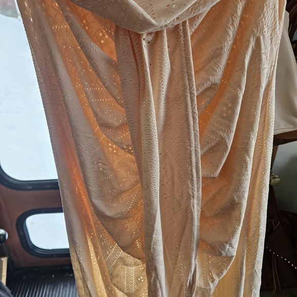 Chic Cream Dress with Elegant Design - Picture 2 of 3